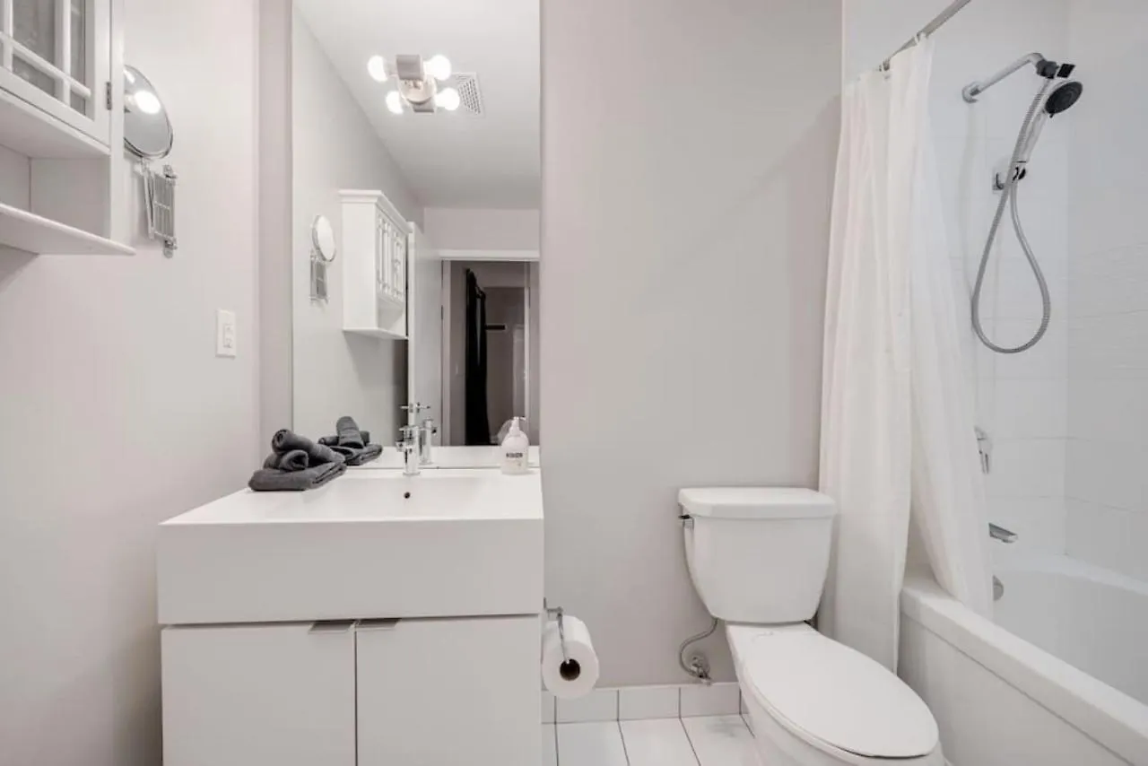 City Serenity 1 Bedroom With Balcony 토론토